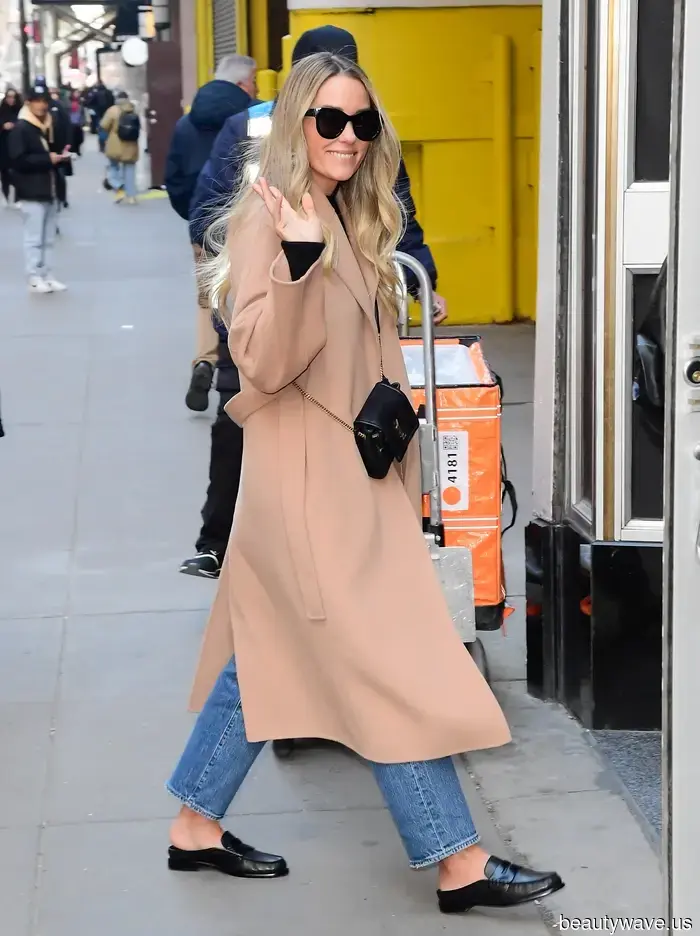 Nicht Sneakers, nicht Sandalen&mdash;Lauren Conrad weiß, dass Cropped Jeans am besten zu diesem flachen Schuhtrend passen.