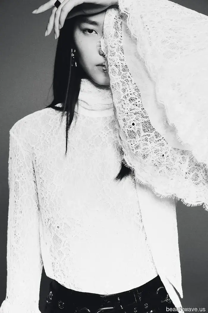 Victoria Beckham ci ha appena mostrato esattamente come indossare alcune delle tendenze cromatiche più importanti dell'inverno 2025.