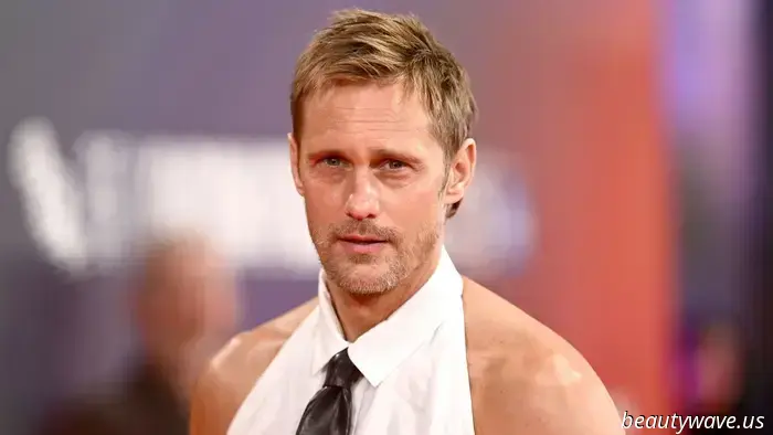 Per Alexander Skarsgård, l'incarnazione di un personaggio non finisce quando le riprese terminano. Mentre promuoveva il suo prossimo film a tema kink, Pillion, l'attore svedese ha indossato un top halter senza schiena e pantaloni di pelle stringati di Ludovic de Saint Sernin. Curato dallo stylist Harry Lambert, che lavora anche con Eddie Redmayne, Josh O'Connor, Emma Corrin e altri, Skarsgård ha completato il look con stivali Jimmy Choo. Non so da quale parte di TikTok tu stia, ma se ti sei mai imbattuto in creator che parlano di romanzi piccanti — cioè, #SmutTok — sai che questo look è uscito direttamente dai loro sogni più sfrenati. Riuscirebbero in pochi a portare questo outfit, ma in qualche modo Skarsgård lo fa sembrare facile. Sull'Instagram di Lambert, la gente sta lodando questo look diventato virale all'istante. "Adoro che sia disposto a provare qualsiasi cosa", ha detto una persona di Skarsgård. "Credo di parlare per tutti quando dico WOOF", ha commentato un altro. Scorri verso il basso per vedere tutte le foto.
(Fonte immagine: Getty Images) Su Alexander Skarsgård: camicia e pantaloni Ludovic de Saint Sernin; stivali Jimmy Choo
(Fonte immagine: Getty Images)
(Fonte immagine: Getty Images)