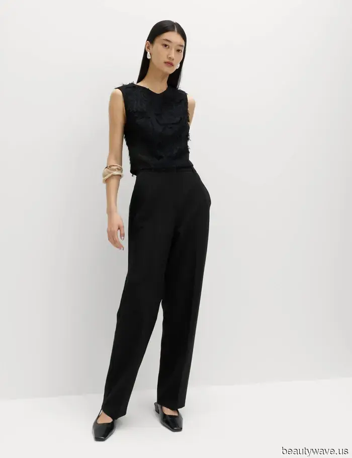 Victoria Beckham mi ha appena mostrato il modo più elegante di indossare una canotta quest'estate.