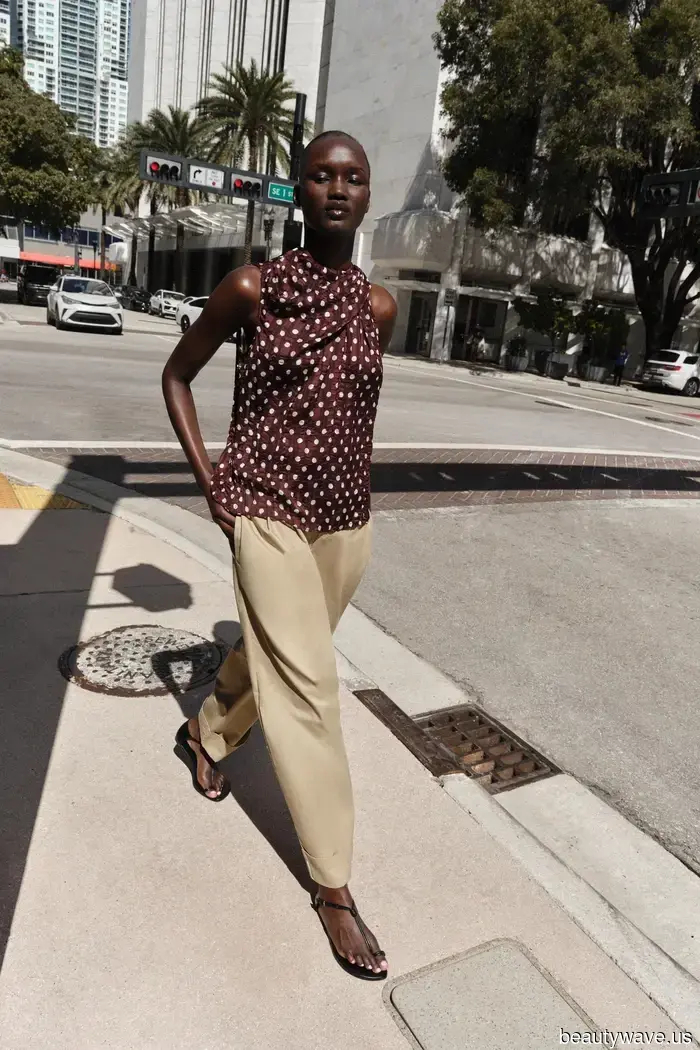 Zara has just confirmed it: These 5 blouse trends elevate the elegance of jeans, skirts, and linen trousers.