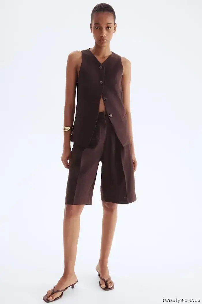 Keep it simple—this pairing of sandals and shorts is always stylish.