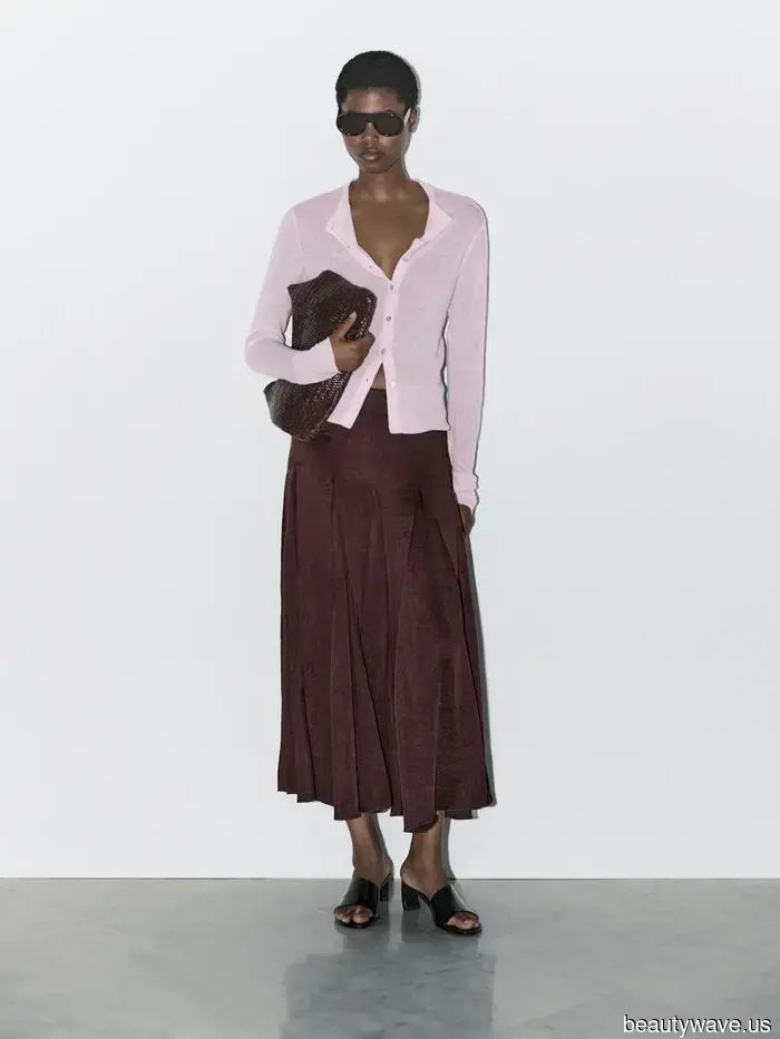 Forget about beige and black—fashion enthusiasts are currently pairing their jeans with this surprising knitwear trend.