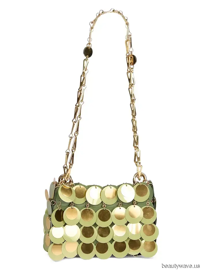 Wir sind uns sicher, dass es diesen Winter nichts Schickeres gibt als diese unerwartete Kombination aus Tasche und Stiefeln.