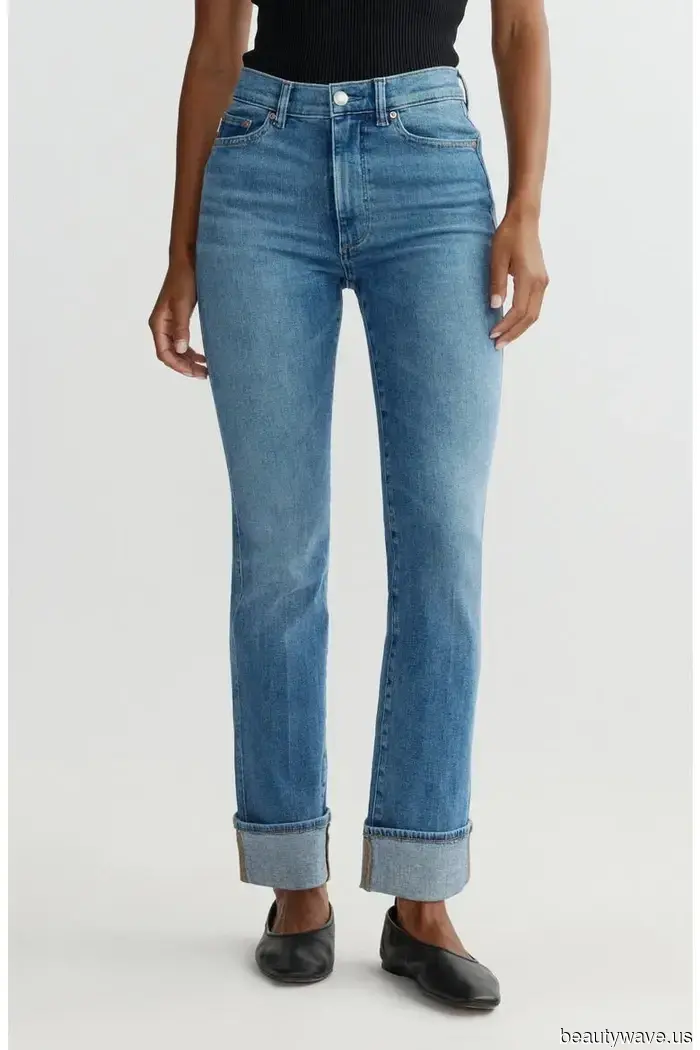 Donne eleganti nei loro 20 e 50 anni concordano: ecco come risvoltare i tuoi jeans