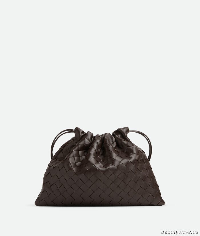 More Stylish Than a Shoulder Bag, More Laid-Back Than a Clutch—The Bag Trend That Only Fashionable Individuals Are Aware Of