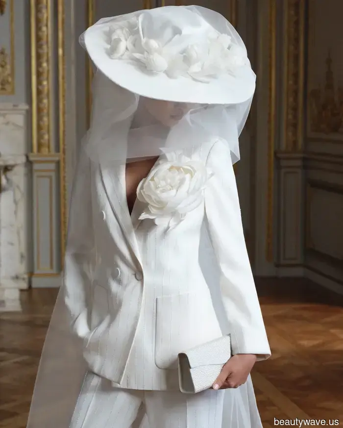 Dua Lipa acaba de confirmarlo: las novias de 2026 están abandonando los velos tradicionales por este accesorio inesperado.