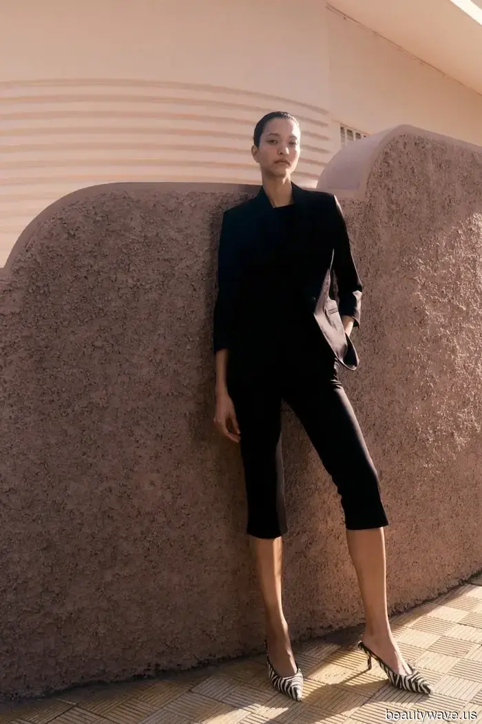 Non leggings e scarpe da ginnastica&mdash;questa è la combinazione chic di pantaloni e ballerine che Gwyneth indossa in aeroporto