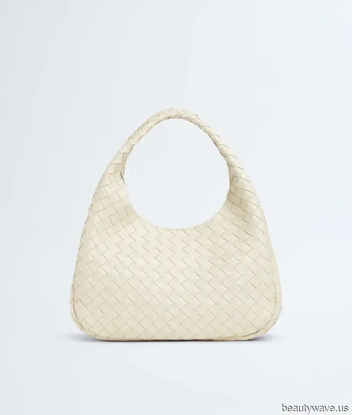 Forget about black totes—fashion experts are embracing these Spring bag color trends for 2026.