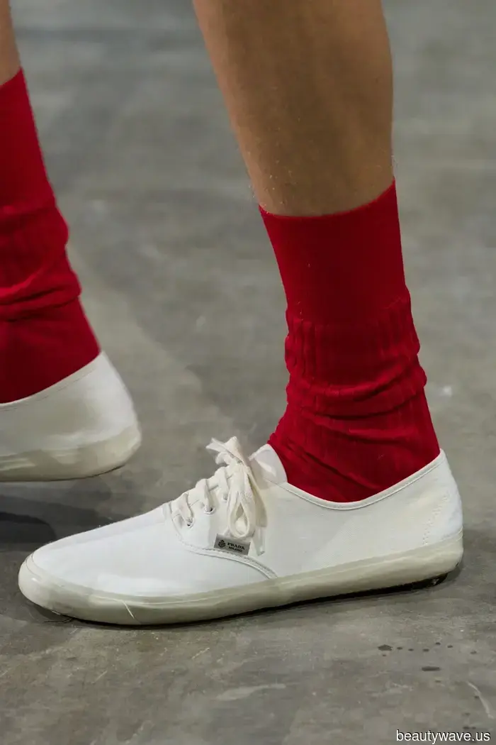 Suede Sneakers, It's Over—Fashion Enthusiasts Under 30 Are Bringing Back This "Simple" Sneaker Trend for…