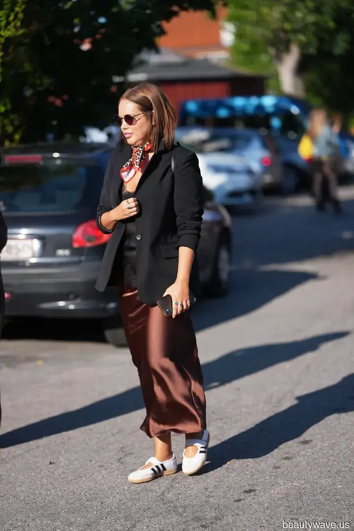 Si eres una persona de moda, estás usando tus zapatillas con estos 6 artículos elegantes.