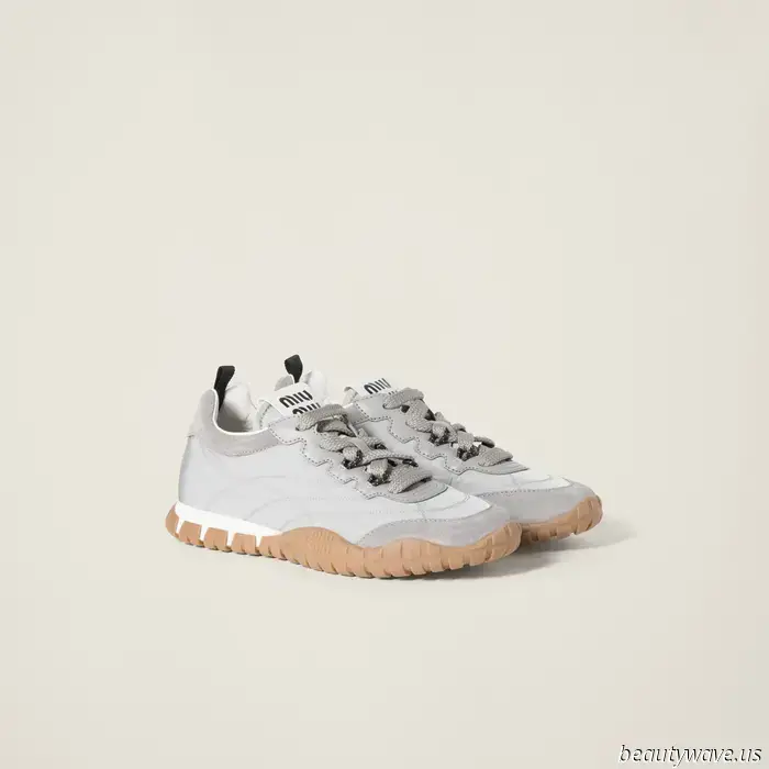 Der nicht-weiße Sneaker-Farbtrend, den Models gerade mit Leggings und Jeans tragen.