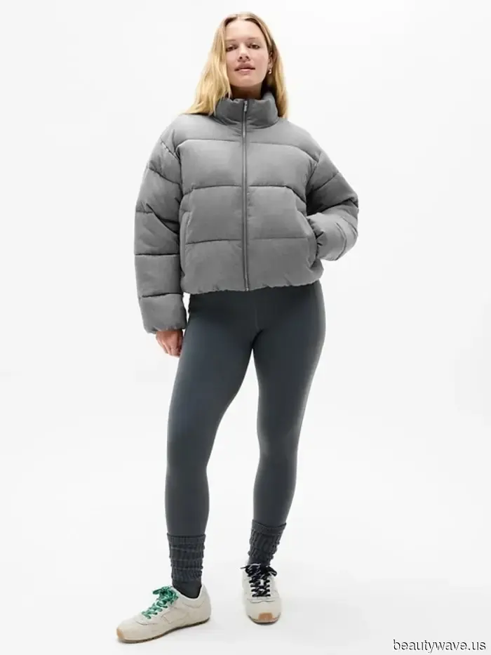 En lugar de leggings y zapatillas, las chicas de moda están usando chaquetas acolchadas con estos pantalones no ajustados y botas.