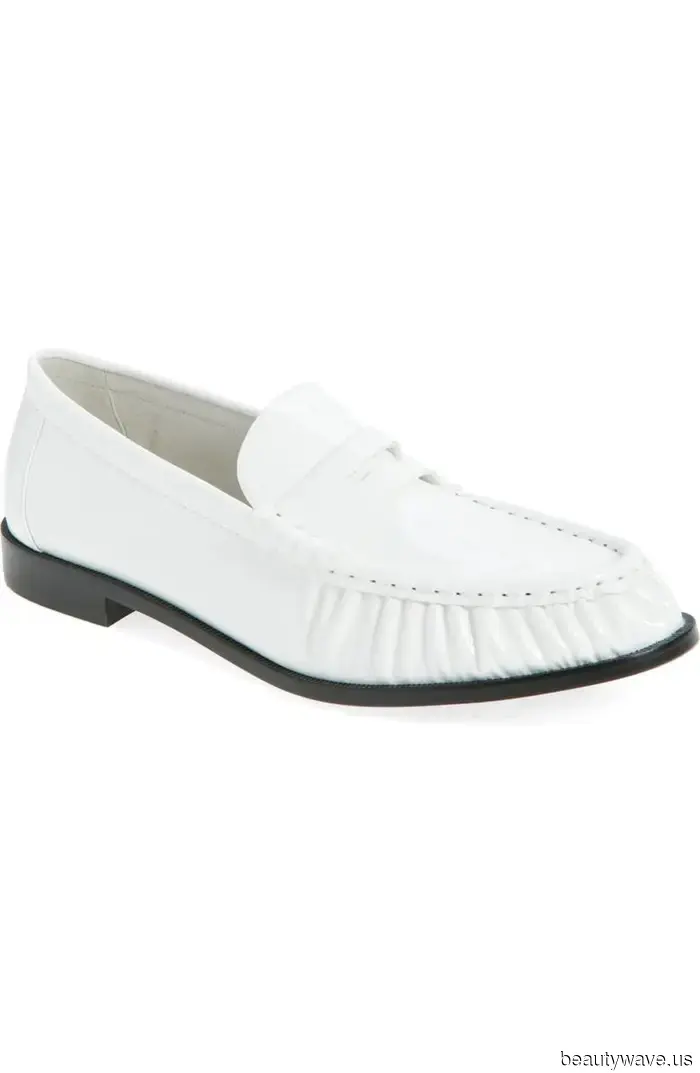 I jeans chiari sono tornati di moda&mdash;Questi sono le scarpe anti-tendenza con cui stanno meglio