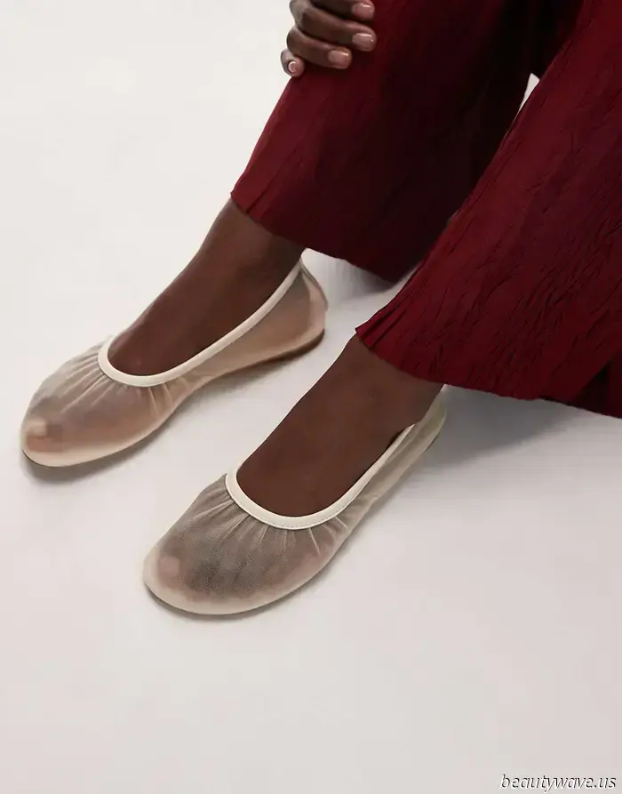 The fashionable flat shoes that individuals who prefer not to wear sandals are opting for with jeans and skirts instead.