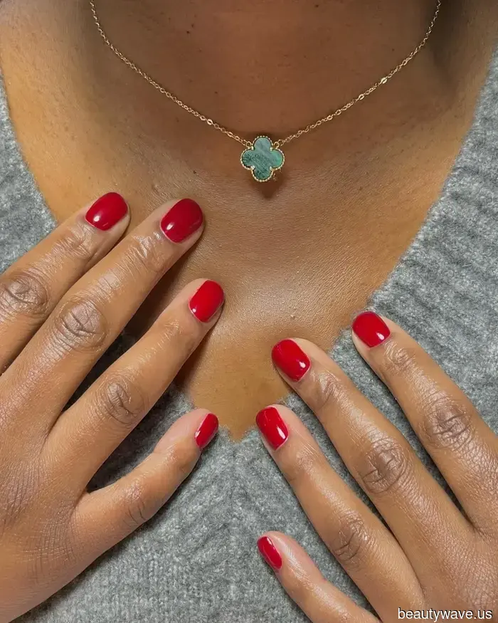 Da Onice a Bianco Latte, Questi Sono i 7 Migliori Colori di Unghie per Toni di Pelle Scura