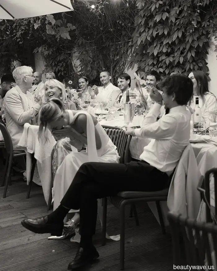 Questa bellissima sposa indossava un abito su misura per il suo matrimonio intimo a Berlino.