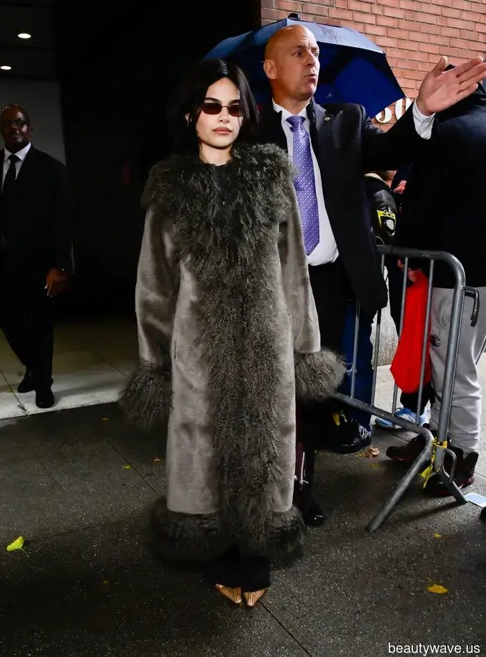 Tschüss, langweilige schwarze Mäntel&mdash;das ist der viel coolere Manteltrend, den Modeexperten stattdessen tragen.