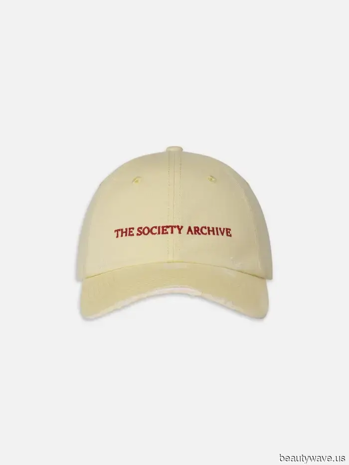 Neither Suede nor Leather: The "Perfect" Winter Sneaker Trend Tate McRae Paired with Wide-Leg Jeans