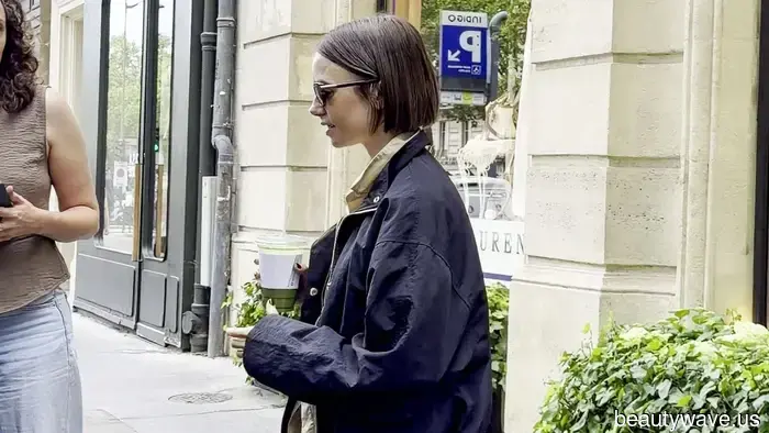 Il modo francese di indossare i leggings Capri nel 2026 include l'uso di questa tendenza di colore delle scarpe &ldquo;economiche&rdquo;