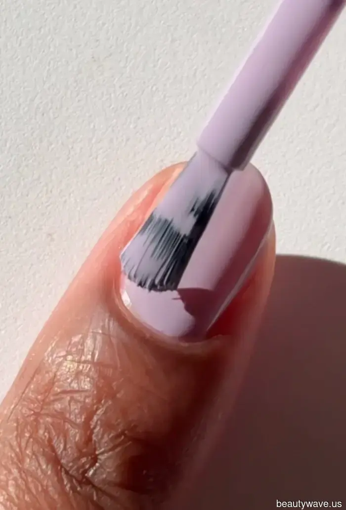 La prima manicure di tendenza dell'autunno è qui, ed è ancora più chic di quanto ti aspetteresti.