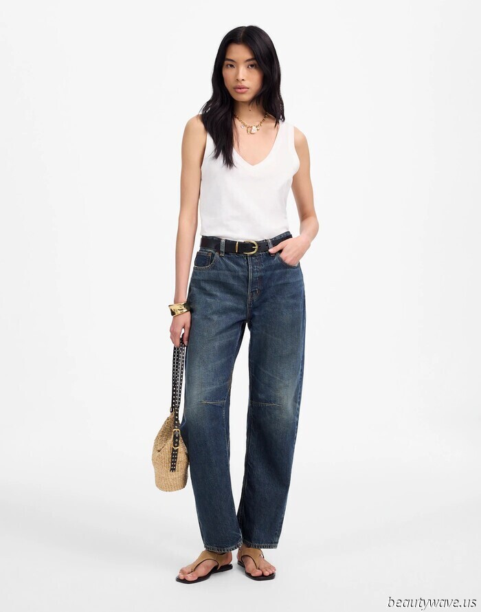 Not Skinny, Not Wide-Leg—The Unique Denim Style Frequent Travelers Often Choose to Wear at the Airport with Sneakers.