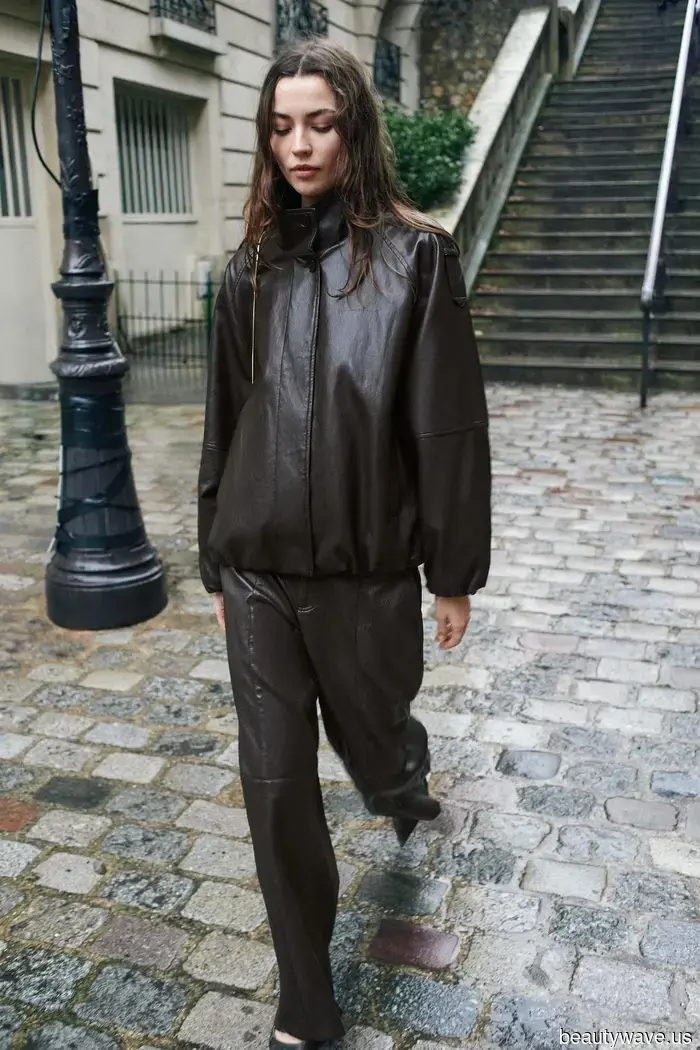 La chaqueta reversible de Zara se agotó al instante—pero esta nueva versión de piel sintética es aún más elegante.