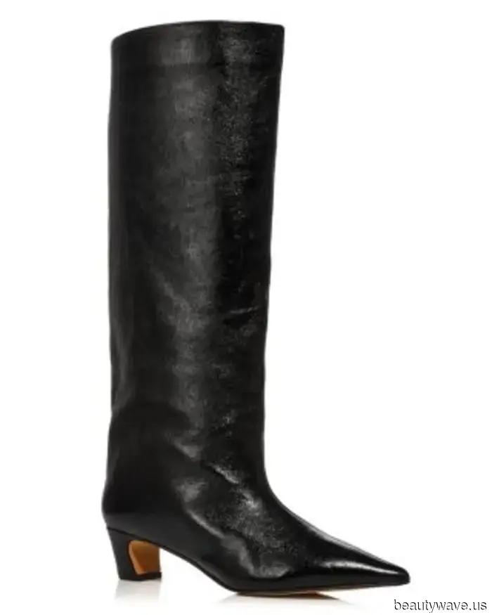 Wir sind uns sicher, dass es diesen Winter nichts Schickeres gibt als diese unerwartete Kombination aus Tasche und Stiefeln.