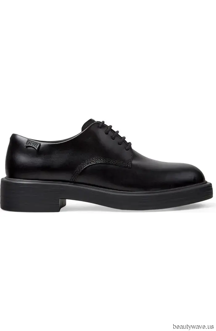 I mocassini sono fantastici, ma se sei annoiato, questa è la tendenza delle scarpe basse classiche da provare dopo.