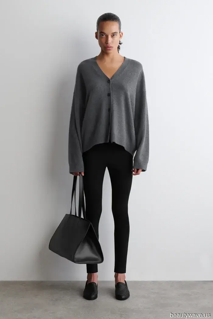 Skip the jeans—this cut and color of leggings always look better with trainers.