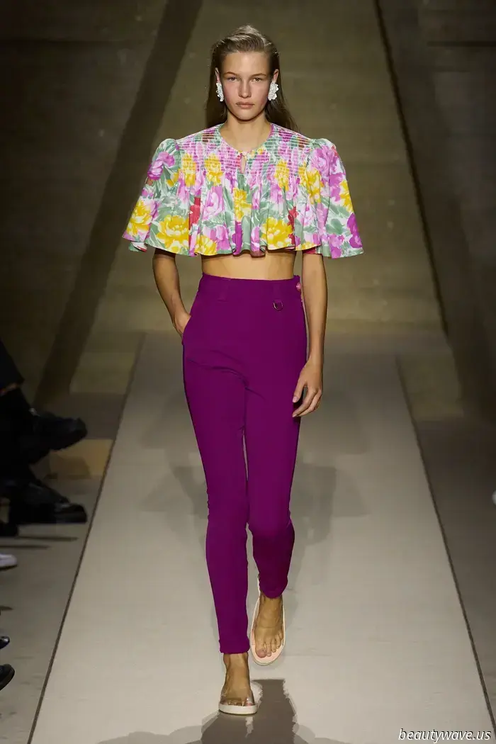 Eng geschnittene Hosen! Markante Schultern! Leuchtende Blumenmuster! Eine 80er‑Attitüde prägt Chloé für den Frühling 2026.