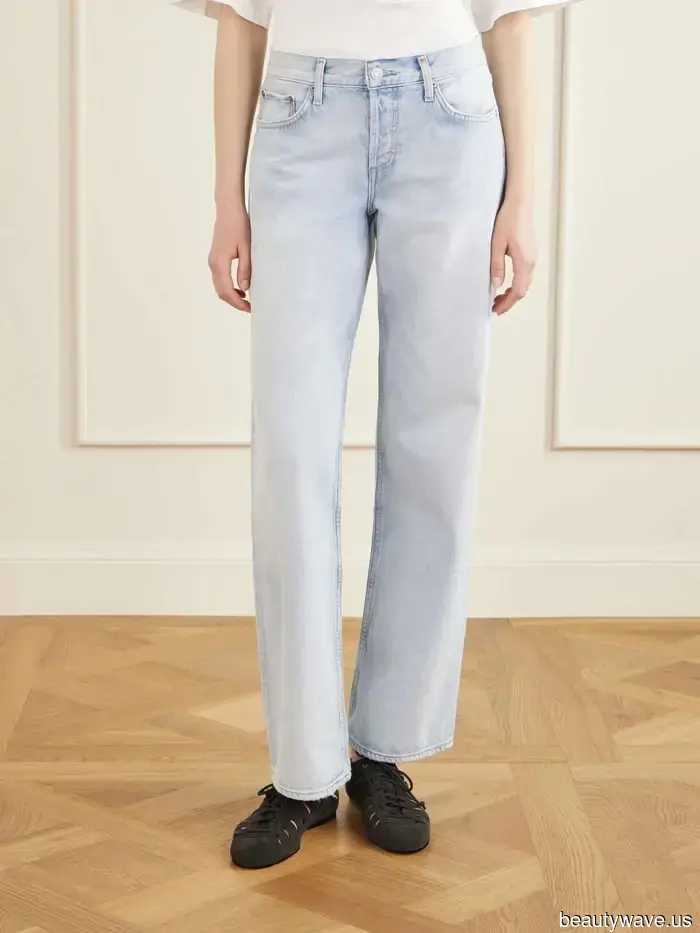 Promis in ihren 30ern stylen weite Low-Rise-Jeans mit diesem einen Sandalenfarbtrend.