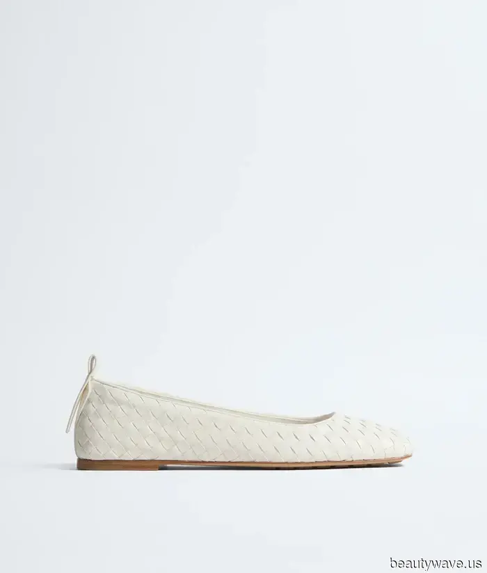 They're Here: The It Designer Flats That Trendy Girls Are Pairing With Levi's Jeans This Spring