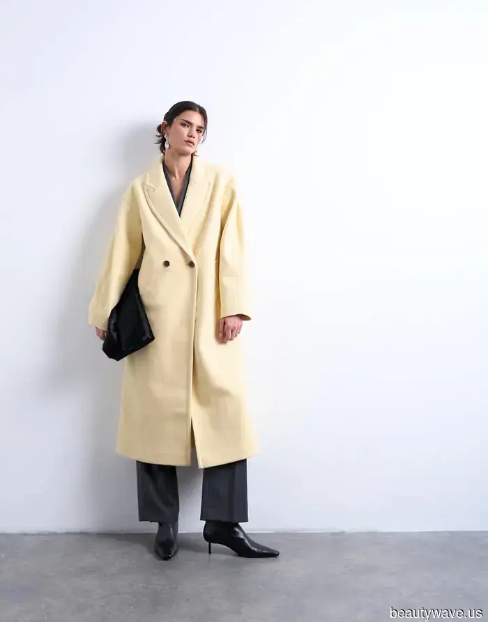 Está aquí: La tendencia de color de primavera 2026 que las chicas it están usando con Uggs altos y leggings negros.