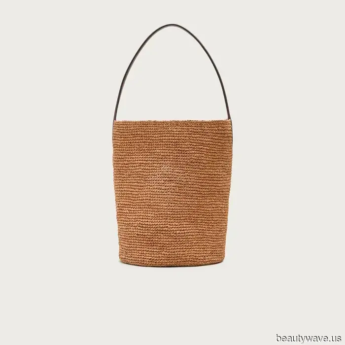 Le ragazze alla moda sanno che abbinare questa tendenza dei pantaloni con una borsa in rafia è il nuovo outfit di primavera.