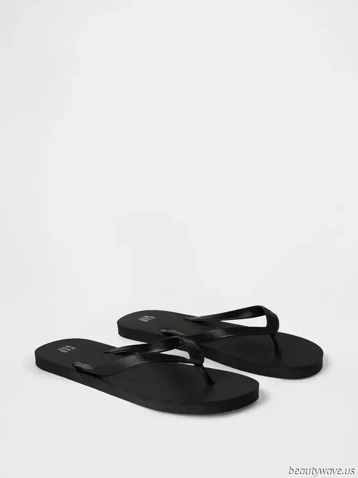 This pant style paired with flip-flops forms the most stylish combination we've encountered all summer.