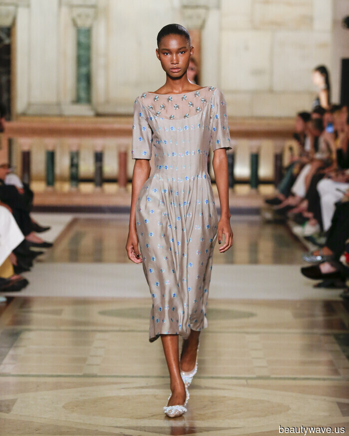 Bei Tory Burch ist es für den Frühling 2026 angesagt, sich wie ein coole Uptown-Mädchen zu kleiden.