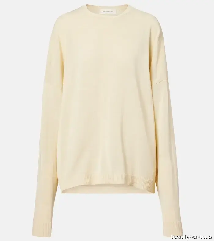 Apologies, but celebrities from the '90s excelled at autumn fashion—here are 7 outfits featuring jeans that demonstrate it.