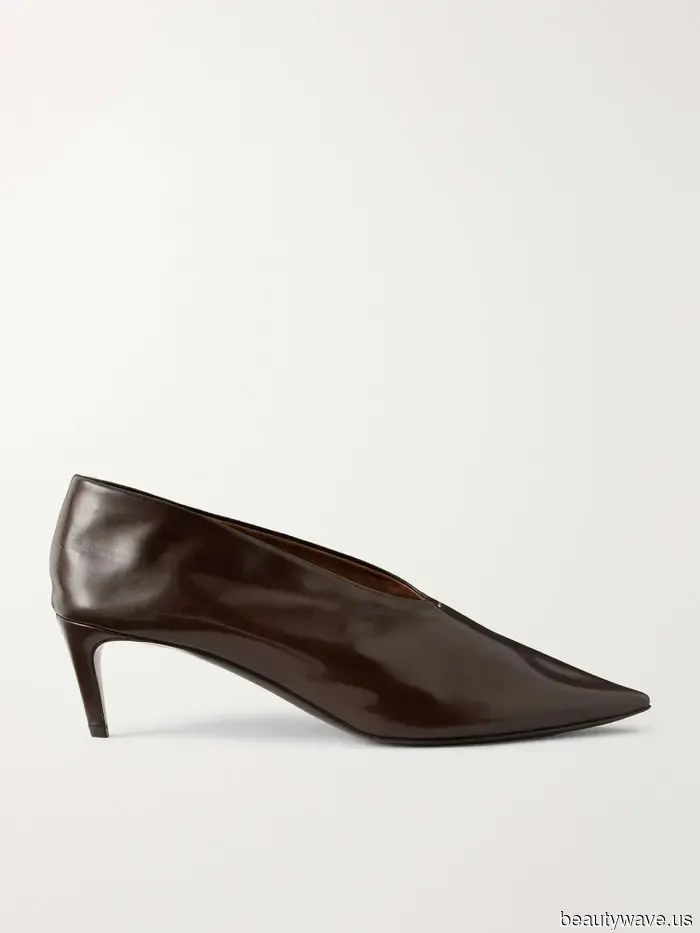 Se lo sai, lo sai: questo colore di scarpe anti-nero sta meglio con i jeans e una borsa nera.