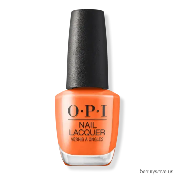 Sostén el rojo&mdash;Las chicas It están combinando sandalias negras con este color de pedicura más elegante y llamativo.