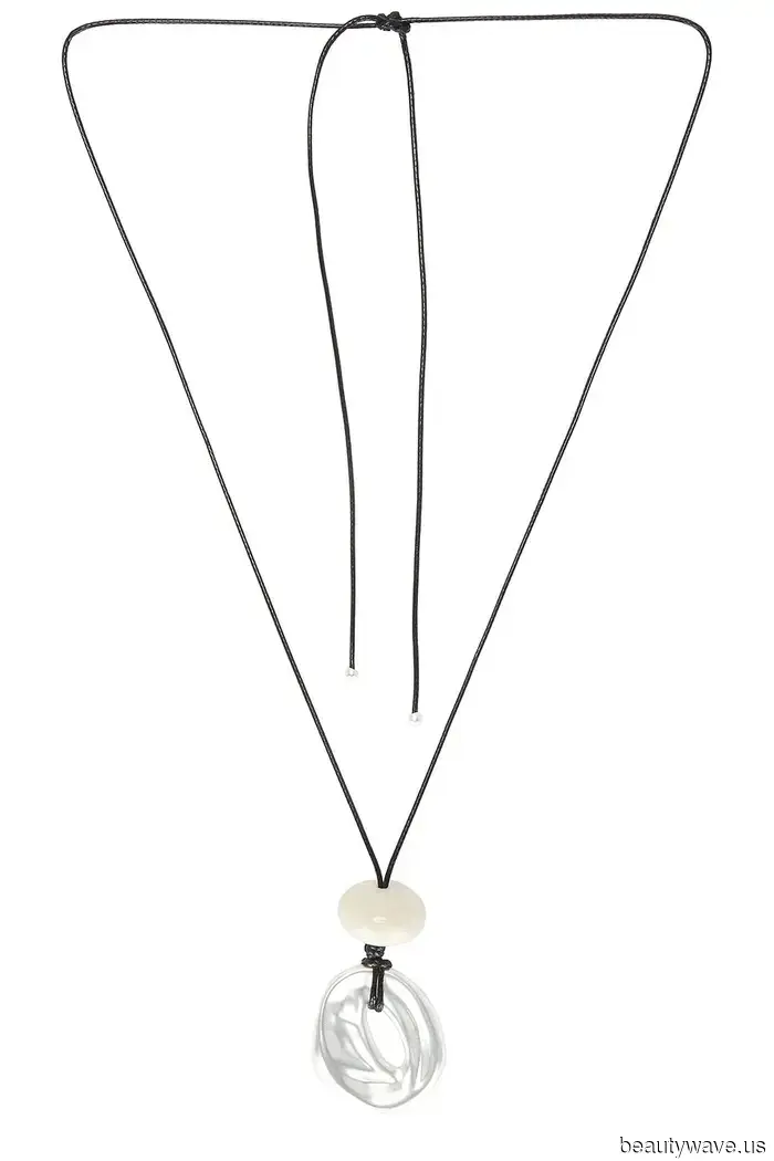 Le cinture a sciarpa non sembreranno superate *se* le indossi con questa tendenza in denim skinny.