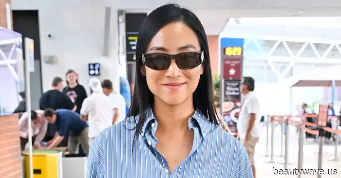 Chic am Flughafen im Jahr 2025 bedeutet, dieses Hemdetrend und diesen Schuhtrend mit Jeans zu tragen.