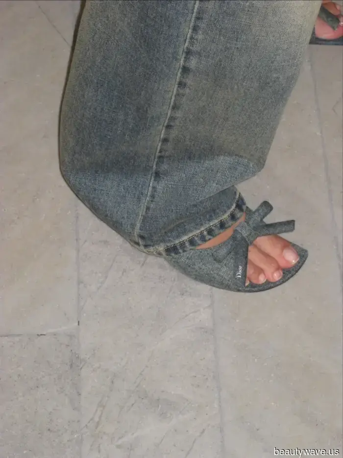 Not Leather, Not Suede—This Heels Trend Truly Looks Most Stylish with Jeans.