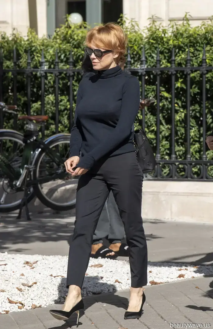 Se il tuo obiettivo è apparire parigina, indossa il basic "noioso" dell'autunno come ha appena fatto Pamela Anderson.