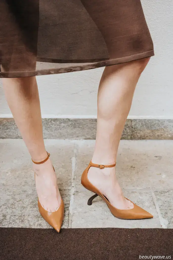Von Kleidern mit tiefem Taillenansatz bis zu Anzügen im Speakeasy‑Stil bringt Ferragamo die Rebellion der Jazz-Ära ins Jahr 2026.