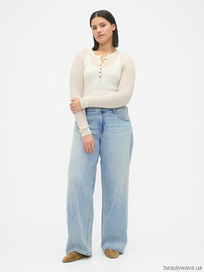 This is the denim color trend that everyone is pairing with high heels (and no, it’s not black).