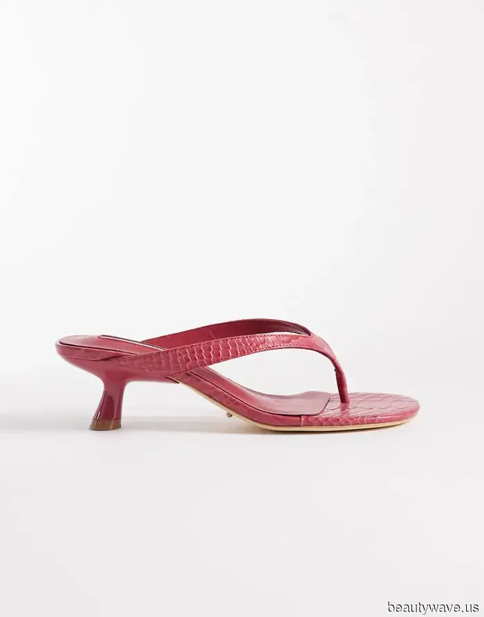 Stylish girls in London, NYC, and Paris are elevating this "mundane" summer shoe trend, making it appear luxurious with these 5…
