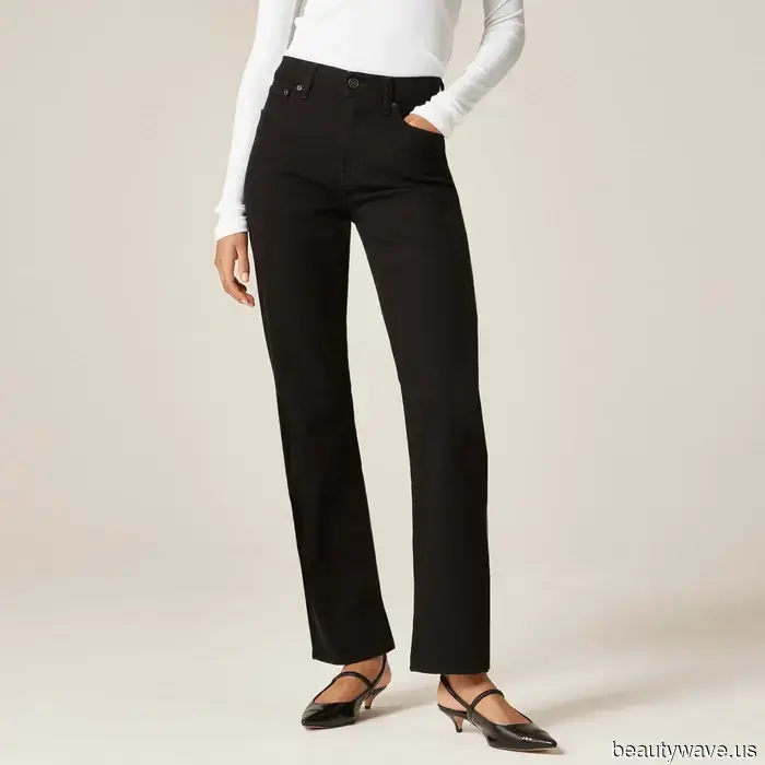 Forget Trendy Shoes—This Is the "Boring" Style That Everyone Is Pairing With Straight-Leg Jeans.