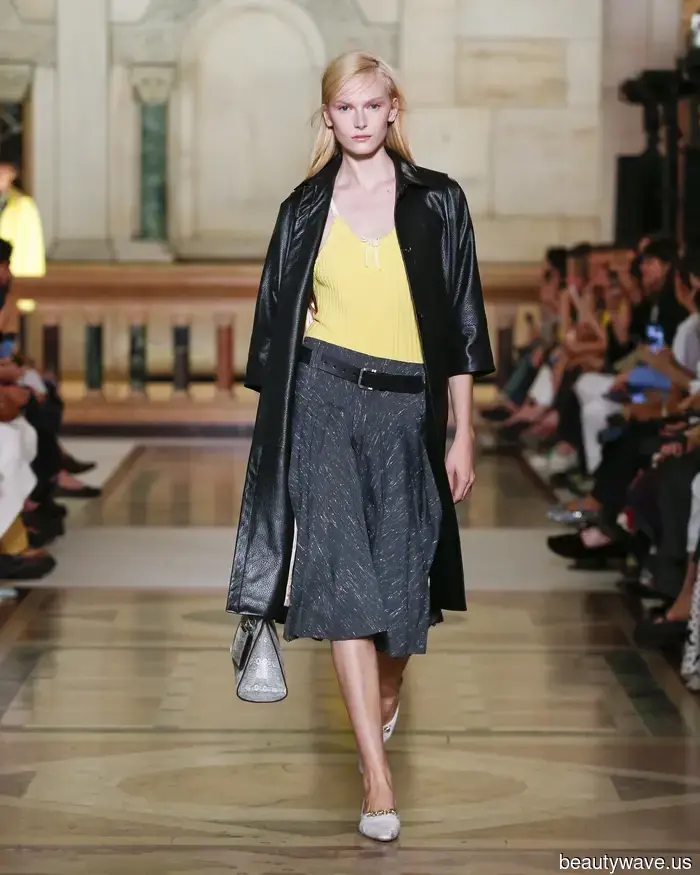 Da Tory Burch, vestirsi come una ragazza alla moda di Uptown è ciò che ci riserva la primavera 2026.