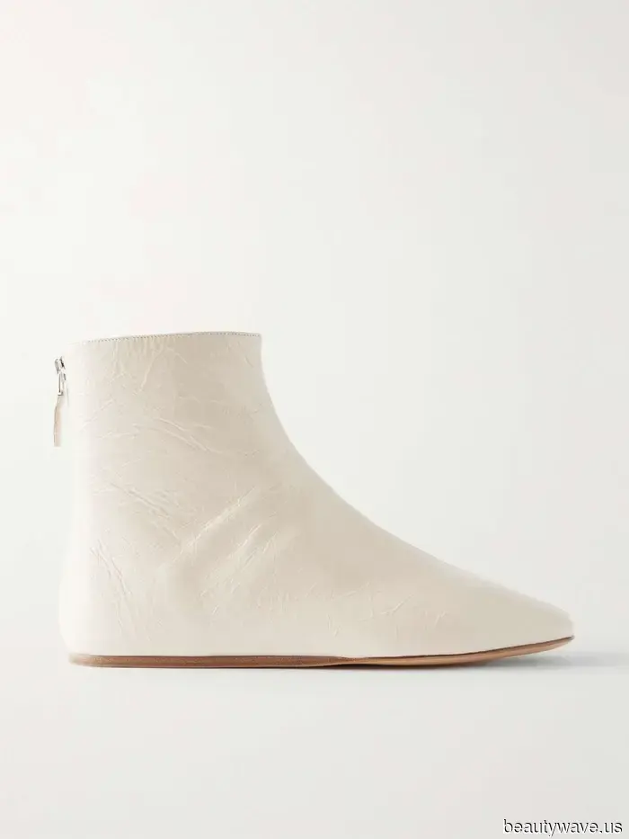 In 2026, stylish individuals in London will be sporting these six combinations of jeans and shoes.